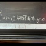 Lee Sung-kyoung Instagram - 우리자기들 만나러 엠카 갔는데, 무려 제 엠카데뷔라고 추카케이쿠풍선 꾸며준 환승연애팀🩵 너무나 사랑스럽게 환영해주신 엠카팀 너무 감사합니다🩵 무엇보다 엠카왔으니 해볼거 다 해보라고 투어도시켜주고, 초보 음방러 잘 도와주고, 좋은곡 부를 수 있게 해줘서 감쟈고구마 옹스리🩵 그리고.... 진짜진짜💖 낯선 방송국에 오전일찍부터 와서 소리도 크게 질러주고 나 잘 할 수 있게 도와준 우리 반짝이들 너무 고맙고 사랑해요🩵 바이블의 첫 엠카나들이 후기 끝!! #결론은엠카짱환연짱반짝이짱 #저엠카데뷔했대요ㅋㅋㅋ #엔딩포즈도했지뭐에요