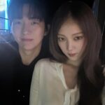 Lee Sung-kyoung Instagram - 우리자기들 만나러 엠카 갔는데, 무려 제 엠카데뷔라고 추카케이쿠풍선 꾸며준 환승연애팀🩵 너무나 사랑스럽게 환영해주신 엠카팀 너무 감사합니다🩵 무엇보다 엠카왔으니 해볼거 다 해보라고 투어도시켜주고, 초보 음방러 잘 도와주고, 좋은곡 부를 수 있게 해줘서 감쟈고구마 옹스리🩵 그리고.... 진짜진짜💖 낯선 방송국에 오전일찍부터 와서 소리도 크게 질러주고 나 잘 할 수 있게 도와준 우리 반짝이들 너무 고맙고 사랑해요🩵 바이블의 첫 엠카나들이 후기 끝!! #결론은엠카짱환연짱반짝이짱 #저엠카데뷔했대요ㅋㅋㅋ #엔딩포즈도했지뭐에요