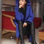 Leila Bolukat Instagram - دنیا دچار دردسر شده و فقط هم دو راه حل موجود است: آنقدر بخندیم تا منفجر شویم، یا فقط منفجر شویم! 📕 کتاب:مردی با کبوتر ✍🏻 اثر: #رومن_گاری #لیلا_بلوکات #لعنت_به_کرونا #عجب_دنیای_بی_رحمی