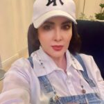 Leila Bolukat Instagram - سطحِ توقعتان را نسبت به آدم‌های اطرافتان، بچسبانيد كفِ زمين! كنار بياييد با خودتان، كه آدم‌ها همين‌اند. قرار نيست هميشه مطابق ميل تو رفتار كنند؛ یک روز با تو می‌خندند و فردايش به زمين خوردن تو! بگرديد و آن هایی را كه رفیق ان و شما کنارشان خودِ واقعىِ‌تان هستيد، پيدا كنيد. آن هايى كه مجبور نيستيد كنارشان نقش بازى كنيد كه مبادا فردا روزى برايتان حرف دربياورند! لبخند بزنيد به تمامِ آن هايى كه زندگيشان را گذاشته‌اند براى آزار دادنتان! باور كنيد هيچ چيز به اندازه‌ى لبخندِ شما، معادلاتشان را به هم نمی‌ریزد! #لیلا_بلوکات #آدمهای_خوب #آدمهای_بد#رفاقت_ناب