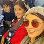 Leila Bolukat Instagram - مادرهای ما از نسل مادرهایی هستند که تخت دونفره نداشتن اما شب سرشون رو با شریک زندگیشون ،روی یک متکا میذاشتن....عاشقانه هاشون رو جااااار نمیزدن .....مادرهای ما از نسل مادرهایی هستند که به قناعت وقانع بودن افتخار میکردند .......مادرهای ما یک میز پر از عطر ولاک و سرخاب وماتیک نداشتن اما بعد از حمام لپهاشون گل می انداخت و لباسهاشون بوی عطرِحنا و گلاب میداد ...........مادرهای ما با کم وزیادِ زندگی ساختن و دَم نزدن ...صبور بودن... کیک تولدو کادو ولنتاین وسالگرد ازدواج نداشتن اما خنده هاشون عمیق واز ته دل بود ....... مادرهای ما هود و ماکروفرو ظرفشویی نداشتن اما خونه هاشون همیشه بوی تمیزی میداد .....عطر ِغذاشون تا سر کوچه میومد .....سبزی و نون تازشون همیشه تو سفره بود .....شیشه های ترشیشون روی طاقچه چیده بود .... نگران مانیکور پدیکور ناخنهاشون نبودند با دستهاشون کتلت درست میکردند اونقدر خوشمزه که انگشتامون رو هم باهاش میخوردیم ...... مادرهای ما واقعی بودند ...... زنده هاشون موندگار و رفته هاشون بهشتی به افتخار تمام مادرا❤🌸❤🌸❤🌸روز زن و روز مادر بر همه ما مبارک. پ.ن:آلبومی در کنار مادر جان 🥰 #لیلا_بلوکات #مادرم_دوستت_دارم #روز_عشق #مادرانه_دخترانه