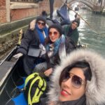 Leila Bolukat Instagram - مادرهای ما از نسل مادرهایی هستند که تخت دونفره نداشتن اما شب سرشون رو با شریک زندگیشون ،روی یک متکا میذاشتن....عاشقانه هاشون رو جااااار نمیزدن .....مادرهای ما از نسل مادرهایی هستند که به قناعت وقانع بودن افتخار میکردند .......مادرهای ما یک میز پر از عطر ولاک و سرخاب وماتیک نداشتن اما بعد از حمام لپهاشون گل می انداخت و لباسهاشون بوی عطرِحنا و گلاب میداد ...........مادرهای ما با کم وزیادِ زندگی ساختن و دَم نزدن ...صبور بودن... کیک تولدو کادو ولنتاین وسالگرد ازدواج نداشتن اما خنده هاشون عمیق واز ته دل بود ....... مادرهای ما هود و ماکروفرو ظرفشویی نداشتن اما خونه هاشون همیشه بوی تمیزی میداد .....عطر ِغذاشون تا سر کوچه میومد .....سبزی و نون تازشون همیشه تو سفره بود .....شیشه های ترشیشون روی طاقچه چیده بود .... نگران مانیکور پدیکور ناخنهاشون نبودند با دستهاشون کتلت درست میکردند اونقدر خوشمزه که انگشتامون رو هم باهاش میخوردیم ...... مادرهای ما واقعی بودند ...... زنده هاشون موندگار و رفته هاشون بهشتی به افتخار تمام مادرا❤🌸❤🌸❤🌸روز زن و روز مادر بر همه ما مبارک. پ.ن:آلبومی در کنار مادر جان 🥰 #لیلا_بلوکات #مادرم_دوستت_دارم #روز_عشق #مادرانه_دخترانه