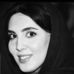 Leila Bolukat Instagram - سلام امیدوارم ایام بکام باشه با این شرایط بهرحال اون دسته آدمهای با انصاف و باشعور که تو خونه نشستن با چیزای مختلفی سرشونو گرم میکنن مثل فیلم دیدن،کتاب خوندن، ورزش کردن،نوشتن،موسیقی کار کردن،آشپزی،زبان خوندن ،خلاصه چیزای مختلف و حتی اینستاگرام و چالشهای مختلف الانم من به درخواست تعدادی از دوستانم به چالش عکس سیاه و سفید دعوت شدم🙈😉 بهر حال سرگرمیه دیدن عکسهای قدیمی، با آرزوی دفع سریع ویروس کرونا برای همتون آرزوی سلامتی دارم، متشکر از کادرهای درمانی و ارگانهای مختلفی مثل جمعیت هلال احمر که مشغول حمایت و مراقبت از مردم هستن، و ممنون از مردم بافرهنگی که خونشون نشستن و سفر نرفتن🙏 لطفا ورق بزنید #لیلا_بلوکات #چالش_جدید_عکس_سیاه_سفید #کرونا_ویروس #قرنطینه_خانگی #سفر_نریم #در_خانه_بمانیم