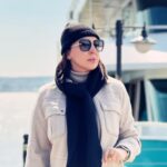 Leila Bolukat Instagram - سفر کردن انسان‌ ها را فروتن می‌ کند زیرا در سفر است که شما پهناور بودن جهان و عظیم بودن همه آنچه در آن زندگی میکنید را کشف می‌کنید….تا جایی که می توانید سفر کنید به دور دست ترین جاهایی که می توانید بروید. تا زمانی که می توانید.یادتان باشد، زندگی برای زیستن در یک نقطه نیست! مسافرت به یک مکان خوش آب و هوا و عالی خوش نمیگذره، اگه همسفرهات آدم های خوبی نباشن … مسافرت در یک مسیر سخت میتونه لذت بخش باشه، اگه همسفرهای خوبی داشته باشی … زندگی یک سفر پر مخاطره ست، همسفرهای خوبی انتخاب کن و همسفر خوبی هم باش … از مهمان نوازیت ممنونم @shirinmoghaddam1 #لیلا_بلوکات#سفر_کردن_زندگی_کردن_است #تا_می_توانیم_زندگی_کنیم
