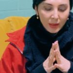Leila Bolukat Instagram - امیدوارم کنارخانواده هاتون شب آرامی سپری کنید،یکم درد دل کردم از گرفتاریها و گرانیهای این روزها و شرمنده خیلی از خانواده ها که نمیتونیم همه عزیزانی که پیام میدن رو زیر پوشش خیریه داشته باشیم.جا داره تشکر ویژه کنم از امید آصفی،حسام ایوبی،حامد فدایی،آرش نصراللهی،سپیده آزاد،علی فرمانی،الناز دست افشان،میترا بلوکات،حمید طالب و کامبیز دیرباز و همینطور دوستانم در موسسه مهر لیلا دکتر سعید دادگر،سارا احمد آبادی و فرشته قاسمی،هیرساعدلی،سعید خدا رضایی و احمد شریف لطفتون مستدام🙏🙏🙏 این شبها به فکر خانواده های نیازمند هم باشیم.یا حق پ.ن: ارزاق یلدا ۹۹ ۲ بسته آجیل شب یلدا ۵ عدد انار ۵ کیلو برنج ۲ عدد ماکارونی ۱ عدد رب ۲ عدد تن ماهی ۲ عدد روغن ۱ کیلو سویا ۱ بسته قند ۱ بسته شکر ۱ بسته نمک کاپشن پسرانه و دخترانه تزئینی شب یلدا #لیلا_بلوکات #خیریه_مهر_لیلا #دست_منو_تو_قصري_ميسازد_از_جنس_امید