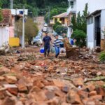 Lellê Instagram - O RS segue precisando de ajuda, seja com doação de pix, de roupa, água ou com a divulgação pra continuarmos atingindo o maior número possível de pessoas, nas fotos tem mais informações. Vamos orar e pedir a Deus para que não chova nos próximos dias, vamos entrar nessa corrente e estar inteiros nessa, cada um do seu jeito 🙏🏾