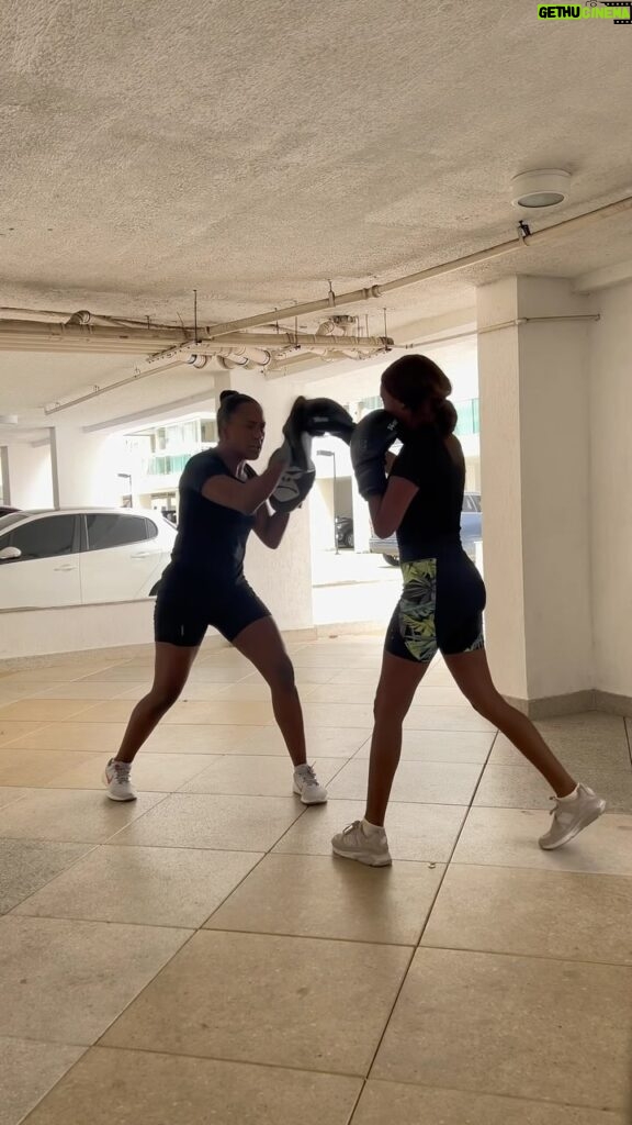 Lellê Instagram - Pra quem tem bastante energia pra dar e vender que nem eu, o Muay Thai é um esporte excelente!! Eu to amando ver minha evolução com a professora incrível que eu tenho e me faz um bem enoooorme 🩷 #lelle #esporte #muaythai