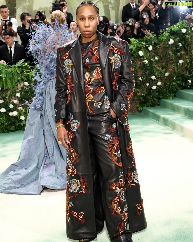 Lena Waithe Instagram - ✨MET GALA 2024✨ Thank you @ToryBurch for the wonderful invitation. Appreciate the fellowship and memories of tonight. Honorable mention to @ETRO and their entire team for this incredible look. Stylist: The one who never misses @JasonBolden Grooming: @shekenkut Braids by: @hunnyybee_ Skincare: @brandijandrews @joomee_song Rings by : @l_enchanteur Hotel Photos: @gabrieledimartino Met Gala Red Carpet Photos: @gettyentertainment | @metcostumeinstitute | @voguemagazine #MetGala #TheChi
