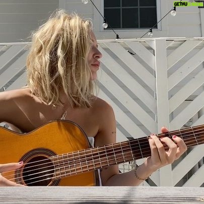 Lennon Stella Instagram - writin in the sun