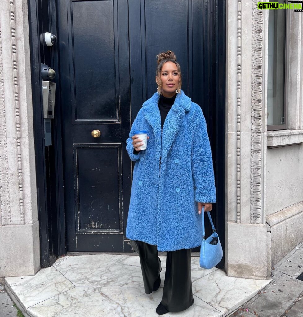 Leona Lewis Instagram - Before/after coffee 💙