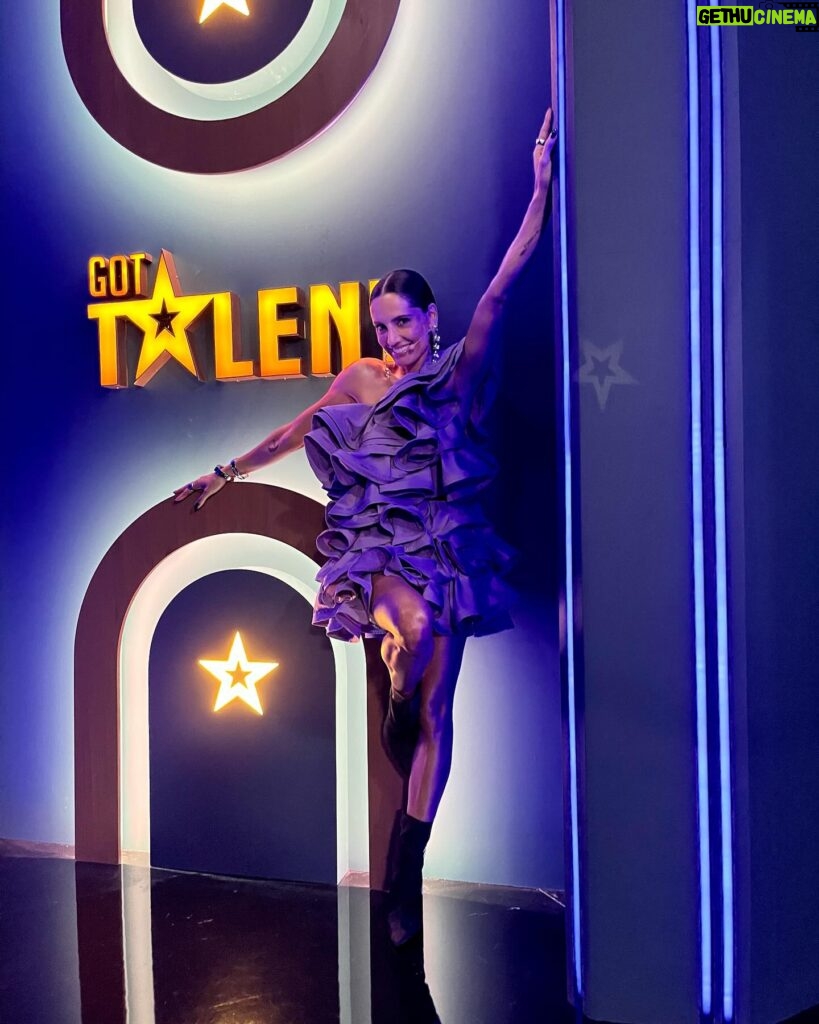 Leonor Varela Instagram - ESTRENO HOY 🪩⭐️✨ @gottalentchile a las 22:30 hrs por @chilevision 😎 Que alegría volver a estar cerca de Uds en la TV abierta, en este nuevo rol de jurado con estos tremendos compañeros de trabajo ❤️‍🔥 me he reído y he aprendido un montón!! Espero lo disfruten tanto como yo 🫶🏽 (📷 @crstnqtrl ) . . . We are finally on air TODAY with @gottalentchile 🪩⭐️✨ it's been a blast working with this amazing team in my new rol as a juror ❤️‍🔥 I've learned and laughed so much! Hope you enjoy it 🫶🏽