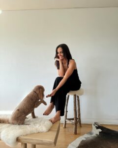 Leonor Varela Instagram - Amores y compañía en Santiago: Don Vito es mi sombra fiel 💞 maravillosa biografía de Gabriela Mistral @penguinlibroscl . . My loves and company in Santiago: Mr. Vito my faithful shadow 💞 Amazing Biography of Gabriel Mistral #elizabethhoran @penguinlibroscl #shotoniphone