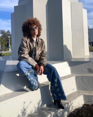 Leslie Grace Instagram - sunnies out, ready for this solar eclipse. :)
have y’all looked directly at the sun today? hahahaaa
