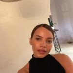 Leslie Grace Instagram - ..como van con la tercera semanita del año family? 🪴🫚🪻 ayyy voy! 🏃🏽‍♀️