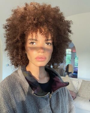Leslie Grace Instagram - últimamente:)
… encontré una reliquia… en el último slide!