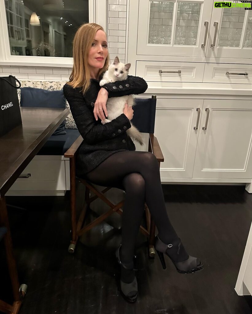 Leslie Mann Instagram - A dream night with my best friend and our new family member, Kumo❤️ Thank you @chanelofficial @welovecoco #chanelcruise