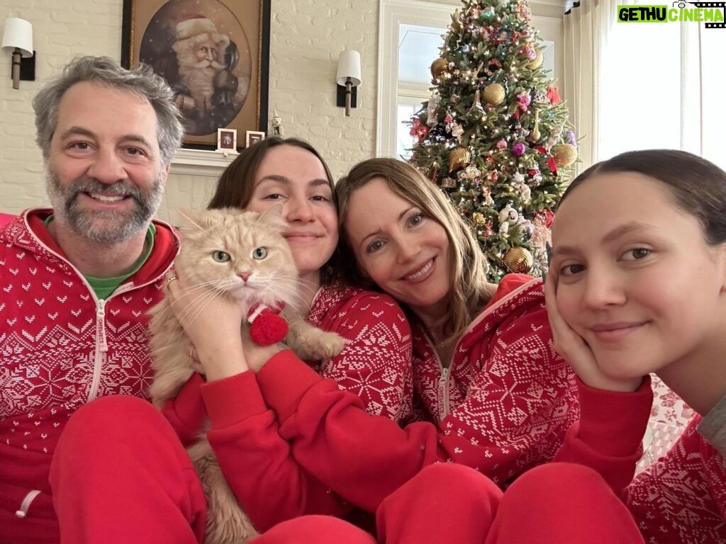 Leslie Mann Instagram - Merry Christmas and happy holidays from my family to yours❤️