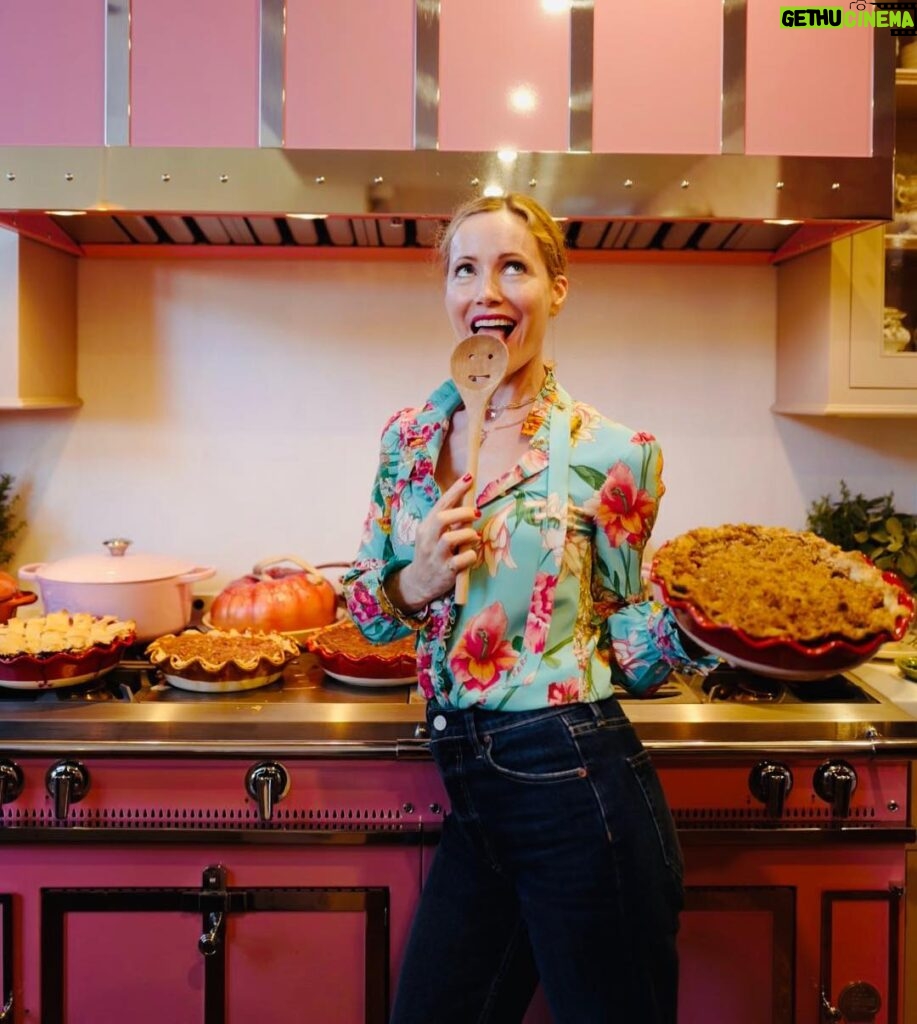 Leslie Mann Instagram - Who wants pie 🥧🥧🥧