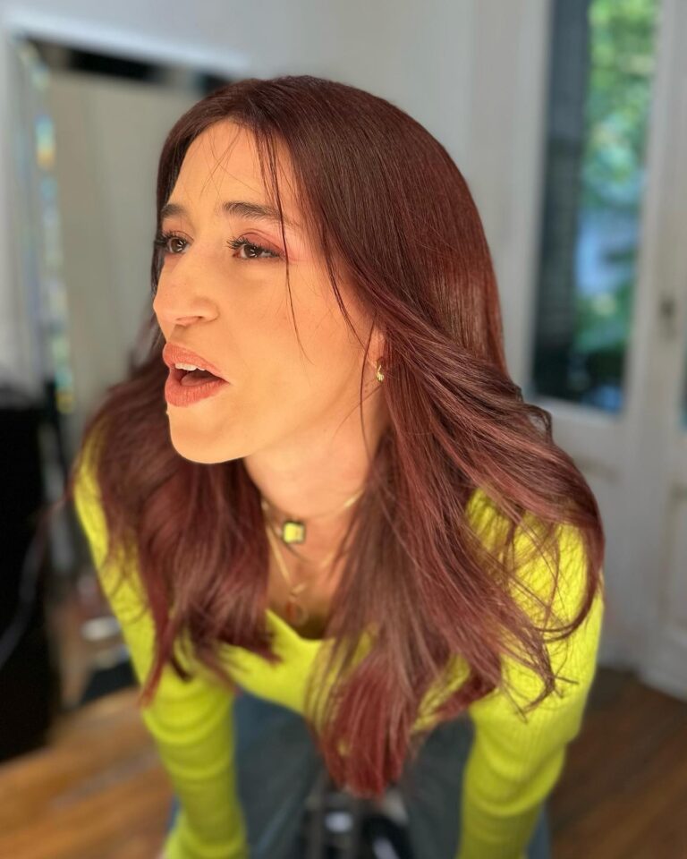 Leticia Siciliani Instagram - está buena por delante y por detrás pero de agua y de jabón ni hablar, LA COLORADA, tiene un pelo que es sensacional, cuando los pibes la ven pasar, así le cantan… 👩🏻‍🦰🎶 #poesía