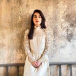 Levante Instagram - M A N U A L E D I S T R U Z I O N E Dieci anni dopo. Ho così tante, TANTISSIME, I N F I N I T E, cose da raccontare che vi dirò semplicemente che sarà vostro il 23 maggio in tutti i digital store. Il pre order di cd e vinile è invece disponibile da adesso al link in bio. Ps. Sono andata a dare un bacio a quella ragazza che oggi ha più sogni di ieri. Tracklist: 1. Non stai bene feat. @santifrancesi 2. Cuori d’artificio feat. @colapesce @dimartinoofficial 3. Memo feat. @francesco_bianconi_official 4. Le margherite sono salve feat. @veronica___l (@rappresentantelista ) 5. Sbadiglio feat. @brunorisas 6. Come quando fuori piove feat. @margheritavicario 7. Nuvola feat. @emmanlde 8. Alfonso 9. Farfalle feat. @francesca_michielin 10. Senza zucchero feat. @damalikessa 11. Duri come me feat. @lamante.giorgia 12. La scatola blu feat. @ggianmarja 13. Mela feat. @biancomusica Grazie alla generosità di questi meravigliosi artisti per aver affollato la stanza con il loro talento. #levantecanta #levantesuona #levanteopera Foto mia Scatto di 10 anni fa di @badiofficialart Scatto di 10 anni dopo di @is.iside