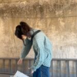 Levante Instagram - M A N U A L E D I S T R U Z I O N E Dieci anni dopo. Ho così tante, TANTISSIME, I N F I N I T E, cose da raccontare che vi dirò semplicemente che sarà vostro il 23 maggio in tutti i digital store. Il pre order di cd e vinile è invece disponibile da adesso al link in bio. Ps. Sono andata a dare un bacio a quella ragazza che oggi ha più sogni di ieri. Tracklist: 1. Non stai bene feat. @santifrancesi 2. Cuori d’artificio feat. @colapesce @dimartinoofficial 3. Memo feat. @francesco_bianconi_official 4. Le margherite sono salve feat. @veronica___l (@rappresentantelista ) 5. Sbadiglio feat. @brunorisas 6. Come quando fuori piove feat. @margheritavicario 7. Nuvola feat. @emmanlde 8. Alfonso 9. Farfalle feat. @francesca_michielin 10. Senza zucchero feat. @damalikessa 11. Duri come me feat. @lamante.giorgia 12. La scatola blu feat. @ggianmarja 13. Mela feat. @biancomusica Grazie alla generosità di questi meravigliosi artisti per aver affollato la stanza con il loro talento. #levantecanta #levantesuona #levanteopera Foto mia Scatto di 10 anni fa di @badiofficialart Scatto di 10 anni dopo di @is.iside