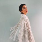 Levante Instagram - U D I N E F U T U R A (G r a z i e) Ieri ero arrabbiata. Sono stata arrabbiata tutto il giorno. Tutto. Quando ho disposto i trucchi davanti allo specchio in camerino per iniziare la preparazione ho iniziato a commuovermi. Poco alla volta, sempre di più. Non era rabbia, era tristezza. L’ultimo giorno di un tour meraviglioso, intenso, profondamente autentico. Triste da dover trattenere il pianto fino all’ultimo momento. Grazie di essere stati con me, ancora. Grazie alla mia meravigliosa Crew dalle 3Q. Grazie al mio meraviglioso pubblico: che persone incredibili sono riuscita ad abbracciare in questi undici anni. Un nuovo capitolo sta per arrivare. A R R I V E D E R C I C U O R I M I E I Ps. Well, it’s one for the money two for the show Three to get ready now go, cat, go Sempre accanto. Levissss the pelvis ✨✨✨ @is.iside 📸