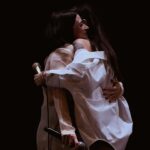 Levante Instagram - F I R E N Z E F U T U R A Quel teatro lì per me significa tante cose, da ieri altre ancora. Che meraviglia, che gioia, che stupore. Grazie alla musica che ci fa stare così. Grazie dell’amore Firenze. Grazie alla splendida @veronica___l della @rappresentantelista per la bellezza della sua voce e la generosità d’animo. Tanto amore a te sorella! Stasera si vola insieme a Bologna. Ps. Lo so, ho un bellissimo collo dell’utero! Sempre accanto. L. 📸 @is.iside #operafuturatour