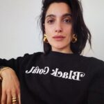 Levante Instagram - x @esquireitalia le mie parole, le mie illustrazioni: “Non esiste arte senza dolore” è stato il pensiero che mi ha attraversato all’improvviso in un giorno qualunque nel mezzo di un’adolescenza turbolenta. Rivelazione presto mutata in un Credo di natura granitica. Non esiste arte senza dolore perché l’esperienza mi ha chiaramente mostrato questo, trovando in essa il rifugio, la crepa nel muro dentro la quale nascondere un segreto, la pagina di diario scritta a tratti in un carattere stretto, aggrovigliato, indecifrabile, a tratti in un comprensibile stampatello maiuscolo come le parolacce scritte sui muri delle città. Non esiste arte senza dolore perché anche l’arte della gioia, per essere raccontata, necessita di una voce antica, dalle tonalità profonde nel suono e nel colore. La gioia che non ha esperito il suo contrario non avrà mai contezza dell’importanza della sua esistenza. Senza il dolore l’arte rimane orfana di un sentimento che possa attraversare tutti, del suo ruolo catartico in grado di purificare ogni cosa, alleggerire lo spirito scavando una via di fuga per tutto ciò che, dopo aver lasciato un’impronta indelebile, deve assolutamente abbandonarci. Non esiste arte senza dolore perché io non avrei saputo farne senza tutte le macerie che mi hanno travolta e che- a colpi di penna, pentagrammi e graffi di voce- ho rimosso, riemergendo solo come chi sa espandere la realtà attraverso la propria creatività. Non esiste arte senza dolore ma non sto asserendo che possa bastare, ci vogliono le braccia forti del genio e del talento per trasformare la caligine in un meraviglioso spazio di luce in cui anche il resto del mondo può trovare un raggio di pace. Non esiste arte senza dolore e averla creata, attraverso la musica, la scrittura, le immagini e la pittura, è stata la felicità più grande della mia vita.