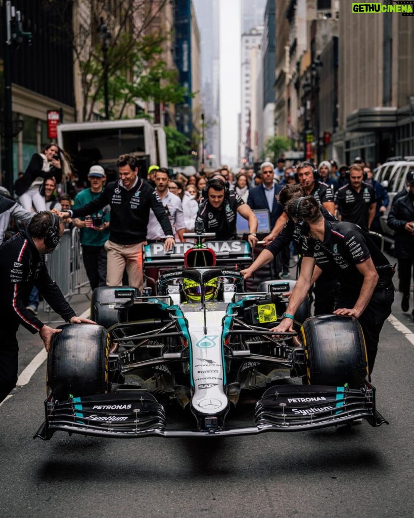 Lewis Hamilton Instagram - If you see something say something 🗽 Had fun with this one, thanks for showing out New York. Miami next ⏭️