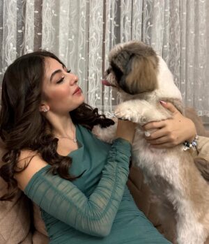 Leya Kırşan Instagram - 2024 yılını birlikte sağlıklı ve mutlu geçirmek dileğiylee🤍🎄