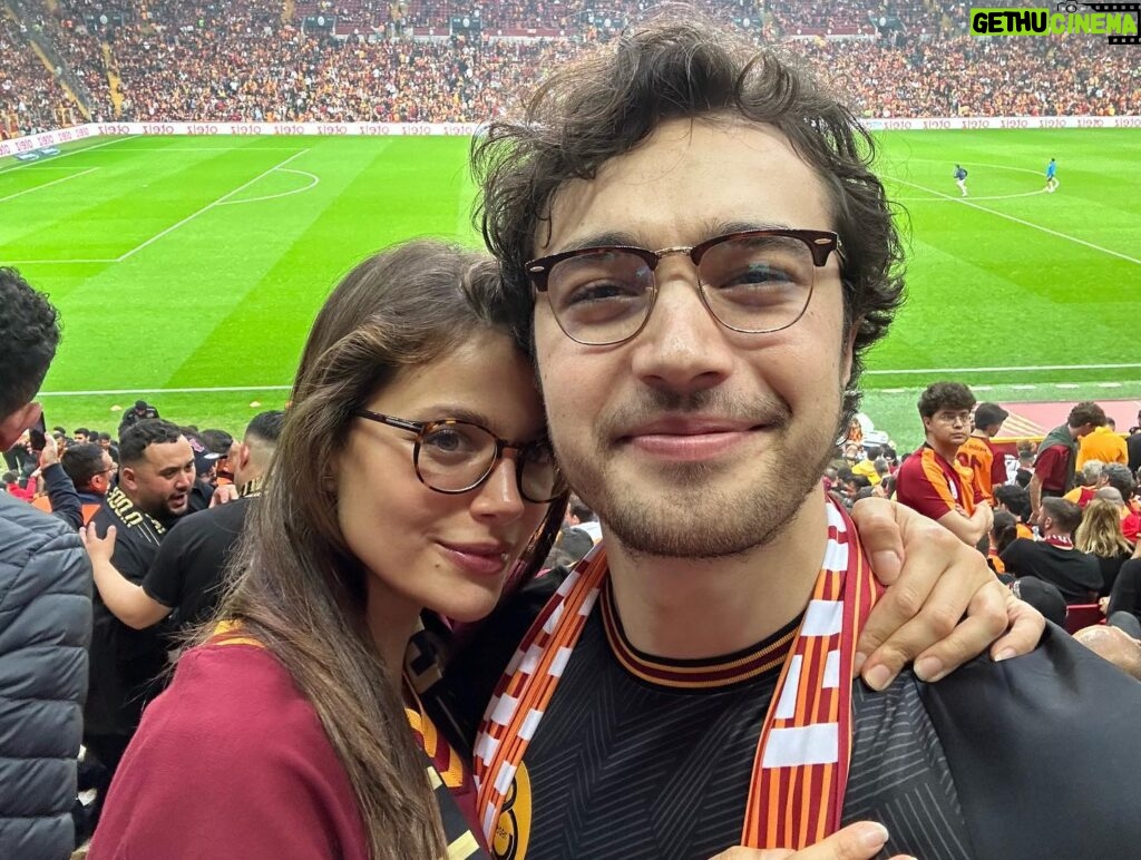 Leyla Tanlar Instagram - Aşk 💛♥️