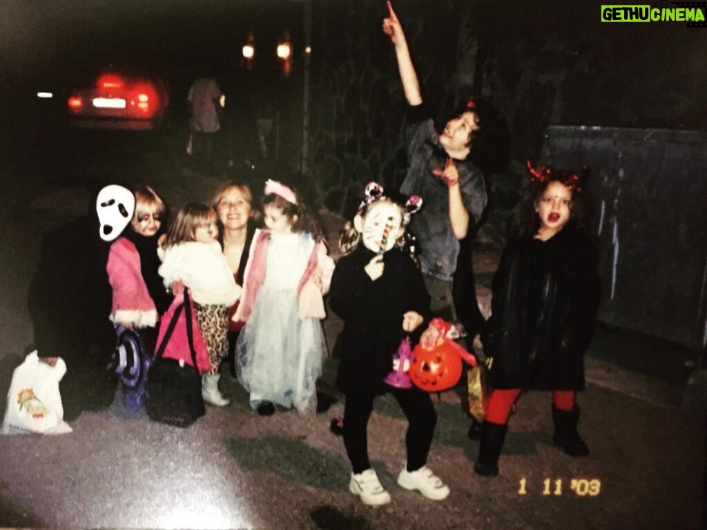 Leyla Tanlar Instagram - Squad goals '03 Happy Halloween! 🎃👻