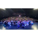 LiSA Instagram - バラエティー豊かなアーティストさんと、最初から最後まで楽しめる順応性と今日を楽しむ天才だらけの6時間。転換中もライブ後も音楽もトークも盛りだくさんの6時間。ステージとフロアとトーク席と楽屋を永遠に走り回ってあっという間の6時間でした。贅沢すぎる6時間！みなみなさまのお力で出来た　#ROOMICFES でした😭❤️主催の中京テレビ様、#ROOMIC スタッフのみなさん、MC古坂さん、たむたむ、出演者のみなさん、そしてフロアのあなた！ほんんんっとうにお疲れ様でした！&ほんんっとうにありがとうございましたっ🏠感想言い足りないーー！！またぜーったいやろうね！🎸🎙️ 今夜はみんなみんないい夢みてくださいっ😴🏠👏