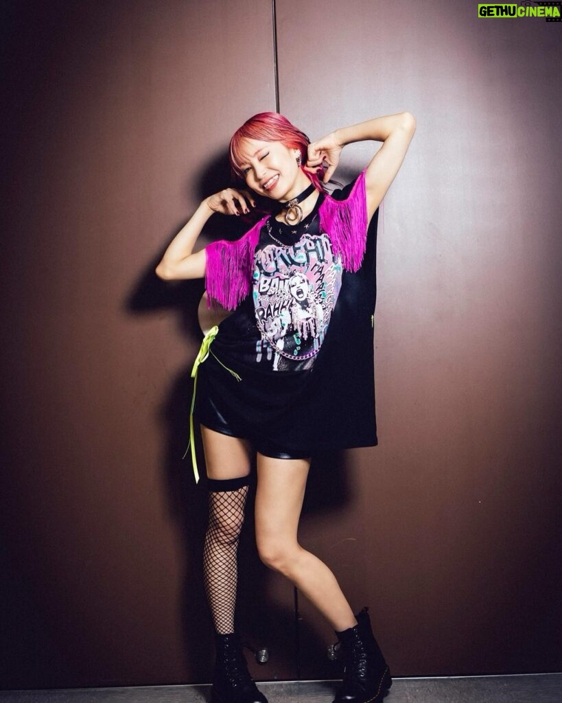 LiSA Instagram - #LiSAアイスクリーム 👘⑧ 📸　@vizkage 👘　@mikitiaizawa @mmd0905 💄　@keiko__ujiie 衣装全8着！まとめおわりーー！ 超大作！ このどれもステージの時間を着替えタイムなんてかんじさせないために、はやがえしようになっています。ほんとすごい、ほんとあっぱれ👏どれもこれも、ころころ変わっていく曲の世界にどっぷり浸からせてくれる、最高衣装でした。 衣装もデート(LiVE)の表現の一つになっています。 世界観も、動きやすさも、歌いやすさも、はやがえしたい気持ちも、でもこだわりたいファッションも、全部全部詰め込んでこの二日の記念日のために作ってもらったから、隅々まで受け取ってもらえますようにっ！ 「LiVE is Smile Always～i SCREAM～」がTBSチャンネル1で6月22日(土)午後9時〜放送でーす！📺 舞台裏に密着したオフショットムービーも📹 🔗 bit.ly/3xKxBHW #ライブ後遅くまで最初から作り直して遅くまでご一緒してくだったみなさんありがとうございましたっ。