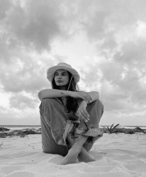 Liberta Spahiu Instagram - Dikur diku, e rame n’zall ☺️