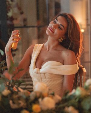Liberta Spahiu Instagram - Parfumi me i ri nga @parfumsdemarly ‘Perseus’ 🧡 e gjeni ne @maisondeparfum_prishtina ne #albimall & #prmall 
A kesi lloj zonjash si na nuk gjeni askund 😂🫶🏻