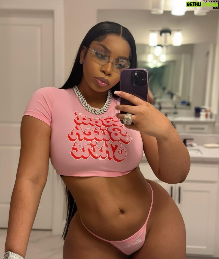 LightSkinKeisha Instagram - lol try it 🤷🏽‍♀️ Shirt/ Thong: @originalbaddieclub 💕