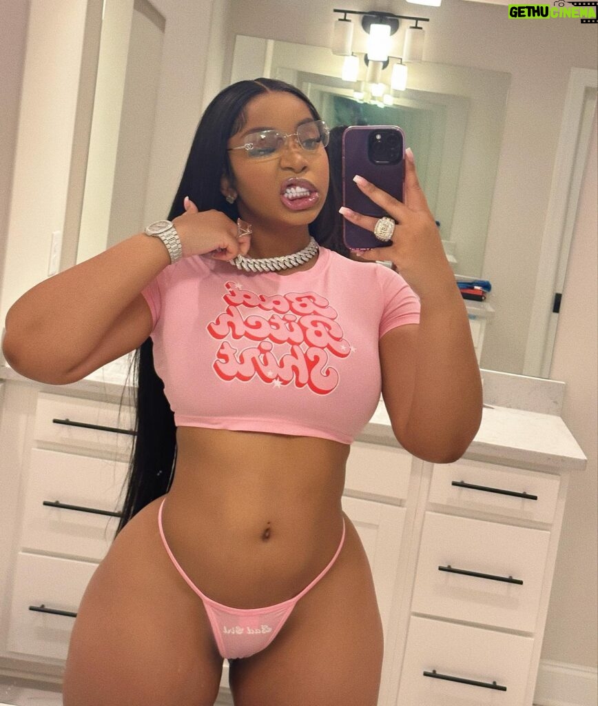 LightSkinKeisha Instagram - lol try it 🤷🏽‍♀️ Shirt/ Thong: @originalbaddieclub 💕