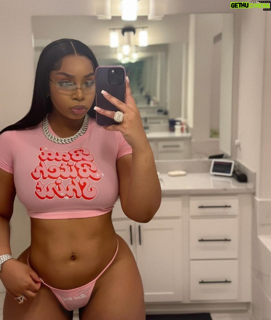 LightSkinKeisha Instagram - lol try it 🤷🏽‍♀️ Shirt/ Thong: @originalbaddieclub 💕