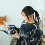Lilas Ikuta Instagram - スピリッツ撮影中「インスタントカメラで自由に撮っていいですよ〜」と言ってもらえ、パシャパシャといくつか📷 そしてスタイリストチーム&ヘアメイクチームも含むいつメン集合写真も撮ってもらった👥 2枚目は電子版より。 stylist @shota2784 hair & make-up @youca1220