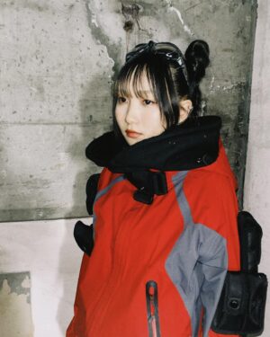 Lilas Ikuta Instagram - ano feat.幾田りら「絶絶絶絶対聖域」
Music Video
皆さん観てくれましたか？🛸

人類の生存を懸けたバトルロワイヤル🎮

りらスナイパー🔫ということで、Military action adviserの方にご指導いただきながら、初めてのガンアクションにも挑戦しました🗯
サブマシンガンをぶっ放しながら駆け回るあのちゃんさすがに格好良い🎧
最後の二人らしい結末に、胸いっぱいです。
皆さま隅々までチェックして楽しんでみてください☺︎
