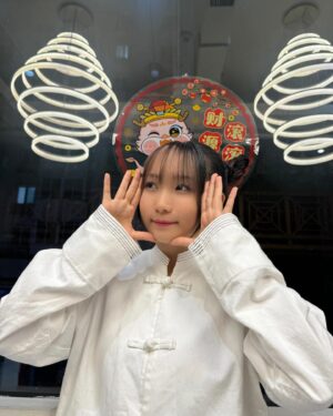 Lilas Ikuta Instagram - memories in 天津＆杭州🤍

➀服に合わせて二つお団子ヘア🍡
➁激うま火鍋🥘
➂大好物の小籠包🥟
➃シャボン玉てっぽう大🫧
➄雨避け付きてるてる坊主®️ikura
➅本当に止めてくれてありがとうパシャリ📷
➆歩き回るカメさん🐢
➇あなたはクマなの❔パンダなの❔
➈選ばれたのはこちらのパンダでした🐼
⑩揚げパンの断面が肉球🐾