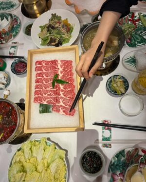Lilas Ikuta Instagram - memories in 天津＆杭州🤍

➀服に合わせて二つお団子ヘア🍡
➁激うま火鍋🥘
➂大好物の小籠包🥟
➃シャボン玉てっぽう大🫧
➄雨避け付きてるてる坊主®️ikura
➅本当に止めてくれてありがとうパシャリ📷
➆歩き回るカメさん🐢
➇あなたはクマなの❔パンダなの❔
➈選ばれたのはこちらのパンダでした🐼
⑩揚げパンの断面が肉球🐾