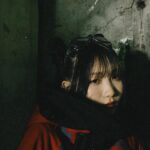 Lilas Ikuta Instagram - ano feat.幾田りら「絶絶絶絶対聖域」 Music Video 皆さん観てくれましたか？🛸 人類の生存を懸けたバトルロワイヤル🎮 りらスナイパー🔫ということで、Military action adviserの方にご指導いただきながら、初めてのガンアクションにも挑戦しました🗯 サブマシンガンをぶっ放しながら駆け回るあのちゃんさすがに格好良い🎧 最後の二人らしい結末に、胸いっぱいです。 皆さま隅々までチェックして楽しんでみてください☺︎