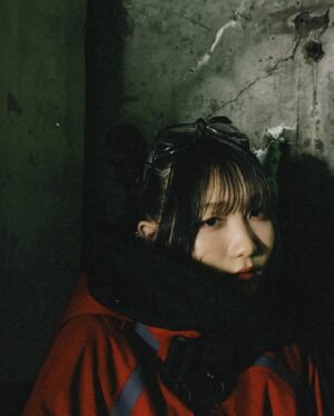 Lilas Ikuta Instagram - ano feat.幾田りら「絶絶絶絶対聖域」
Music Video
皆さん観てくれましたか？🛸

人類の生存を懸けたバトルロワイヤル🎮

りらスナイパー🔫ということで、Military action adviserの方にご指導いただきながら、初めてのガンアクションにも挑戦しました🗯
サブマシンガンをぶっ放しながら駆け回るあのちゃんさすがに格好良い🎧
最後の二人らしい結末に、胸いっぱいです。
皆さま隅々までチェックして楽しんでみてください☺︎