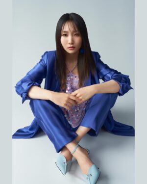 Lilas Ikuta Instagram - @ellejapan にて @emporioarmani さんの新作を着用させていただきました💠
"ELLE Japanデジタル"でインタビューページも公開されています💭
是非チェックしてください☺︎

Photo by @ph_o.h.n.o 
Stylist @sumire_hayakawa_stylist 
Hair & make-up @youca1220