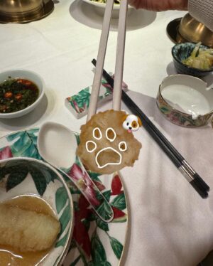 Lilas Ikuta Instagram - memories in 天津＆杭州🤍

➀服に合わせて二つお団子ヘア🍡
➁激うま火鍋🥘
➂大好物の小籠包🥟
➃シャボン玉てっぽう大🫧
➄雨避け付きてるてる坊主®️ikura
➅本当に止めてくれてありがとうパシャリ📷
➆歩き回るカメさん🐢
➇あなたはクマなの❔パンダなの❔
➈選ばれたのはこちらのパンダでした🐼
⑩揚げパンの断面が肉球🐾