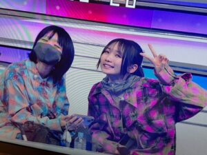 Lilas Ikuta Instagram - Mステ📺ano ×幾田りらで「絶絶絶絶対聖域」と「青春謳歌」の2曲をフルサイズTV初パフォーマンスでした❕
"悪幾田りら"＆"柔らかあの"いかがでしたか？💭

思いっきりシャウトしちゃいました、ライブでは初公開、そして母艦もデストラクション、テレビでこんなことできるなんて、全方位に感謝です。絶絶絶絶対聖域とにかく楽しかった！

青春謳歌を書いているとき、ずっとあのちゃんの生歌を想像してたから、心の込もった歌唱に胸がぎゅっとなった！とっても嬉しかった！ありがとうー！
実は間奏部分で、配信音源とは違う門出とおんたんの会話をMステ用に収録して流させてもらってたのです！よーく聴いてみてね！

映画デデデデの前章が公開中、劇場でみるべし！そしてこの2曲に一緒に浸りまくろうぜ✌︎
こちらリハでのオフショット＆ムービーです👀