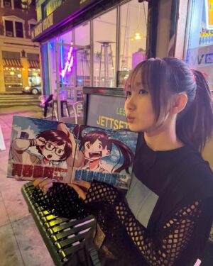 Lilas Ikuta Instagram - 映画「デッドデッドデーモンズデデデデデストラクション」
後章主題歌“幾田りら feat. ano『青春謳歌』”
CD本日発売です🎈

幾田りらとして初めてのシングルCD💿
うれしい、いとおしい。

原作者浅野いにお先生の書き下ろしジャケットは、あのちゃんの『絶絶絶絶対聖域』と並べると繋がった一枚絵になるのです！可愛すぎ！🤍

そして"青春ッ!!あのりらじお"というものも収録されておりまして、あのちゃんとあーだこーだゆるりと楽しくお喋りしています☺︎こちらも必聴！
皆さまどうぞよろしくお願いします❕

ゲットしたら教えてね☺︎
映画の感想もチェックしてます、ありがとう😌

LAからのフォトを添えて。