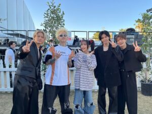 Lilas Ikuta Instagram - #Coachella  88RISING FUTUERSステージで
ご一緒したアーティストの皆さんと📷

素晴らしいパフォーマンスで次々と繋がれていったステージ。最初から最後まで釘付けで、リスペクトがさらに増しました。ご一緒できて光栄でした😌✨